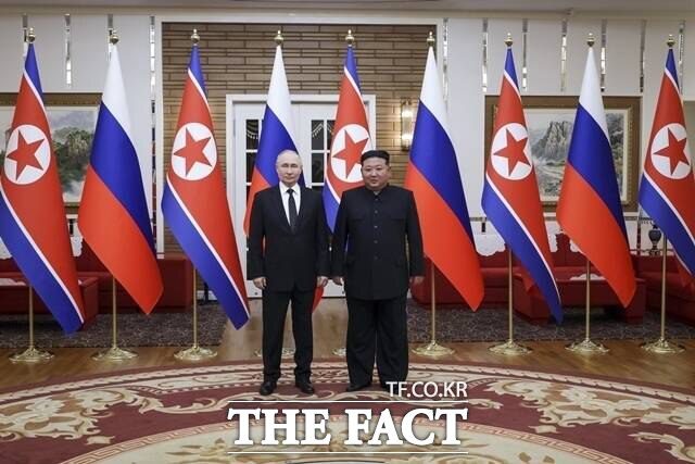 블라디미르 푸틴 러시아 대통령이 3일 김정은 북한 국무위원장을 러시아로 초청했다. 사진은 지난해 6월 평양에서 정상회담을 가진 푸틴 대통령과 김위원장의 모습. /AP. 뉴시스