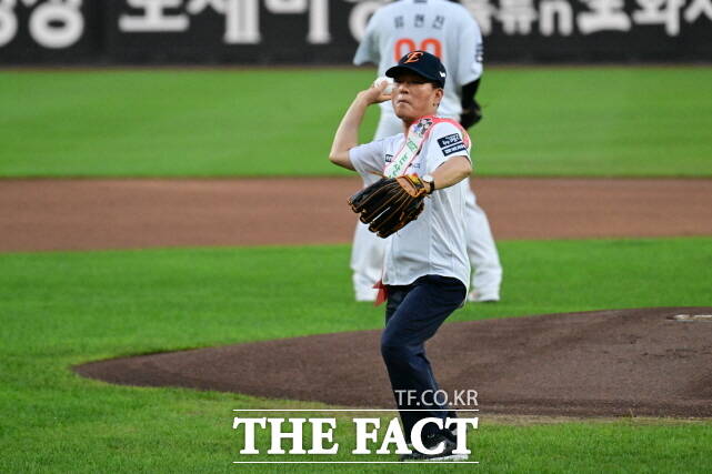 시구하는 백성현 논산시장. /논산시