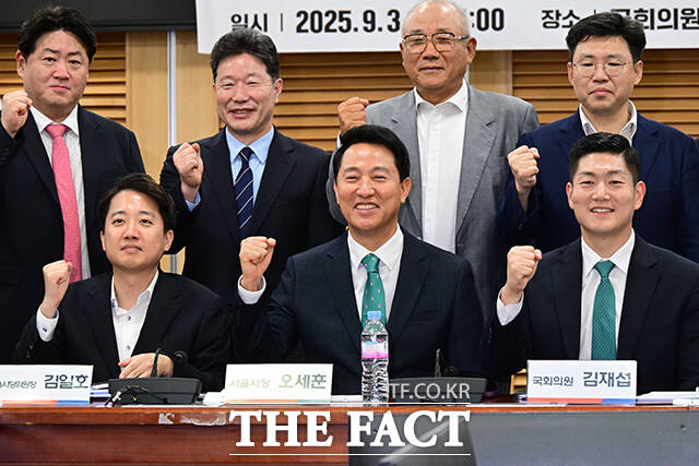 기념촬영하는 이준석 개혁신당 대표, 오세훈 서울시장, 김재섭 국민의힘 의원(앞줄 왼쪽부터).