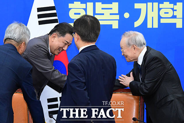 김병기 더불어민주당 원내대표가 3일 오후 서울 여의도 국회에서 손경식 한국경영자총협회 회장을 비롯한 경제6단체 대표단과 면담에 앞서 인사하고 있다./국회=남윤호 기자