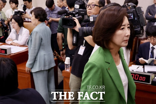 나경원 국민의힘 의원이 2일 서울 여의도 국회에서 열린 법제사법위원회 전체회의에서 추미애 위원장에게 의사 진행 방식에 대해 항의한 뒤 자리로 향하고 있다. / 뉴시스
