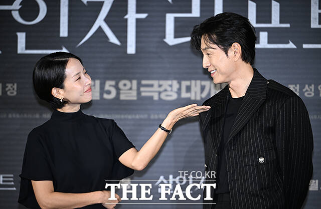 조여정(왼쪽)과 정성일이 살인자 리포트로 만나 팽팽한 연기 대결을 펼친다. /박헌우 기자