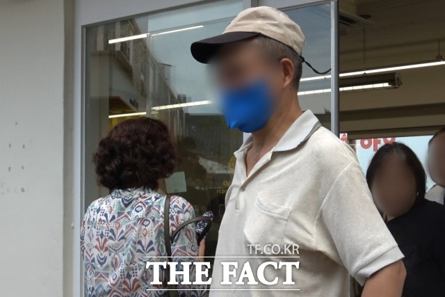 고령의 한 시민이 2일 오전 서울 성동구 성수동 ETF 베이커리 앞에서 입장하지 못하고 발걸음을 돌리고 있다. /성수=김민지 기자