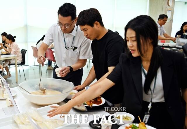 농림축산식품부는 1000원의 아침밥 시범사업 추진을 위해 3~17일까지 2025 산단 근로자 천원의 아침밥 파일럿 사업 참여 신청을 받는다. /더팩트 DB