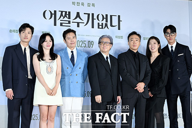 박찬욱 감독(왼쪽에서 네번째)의 신작 어쩔수가없다가 2026년 개최되는 미국 아카데미영화상의 국제장편부문 한국대표작으로 선정됐다. /남용희 기자