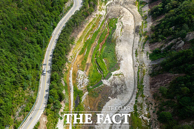 저수지의 모습이라고 믿기 힘들 정도로 메말라 버린 오봉저수지.