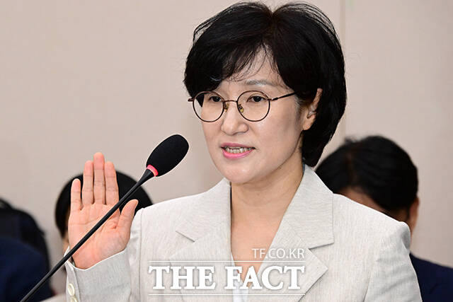 원민경 여성가족부 장관 후보자가 3일 오전 서울 여의도 국회에서 열린 인사청문회에 출석해 선서하고 있다. /국회=남윤호 기자