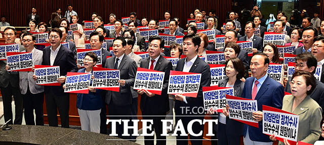 장동혁 국민의힘 대표를 비롯한 소속 의원들이 3일 서울 여의도 국회에서 열린 긴급 의원총회에 참석해 특검의 압수수색 시도를 규탄하는 구호를 외치고 있다. /국회=남윤호 기자