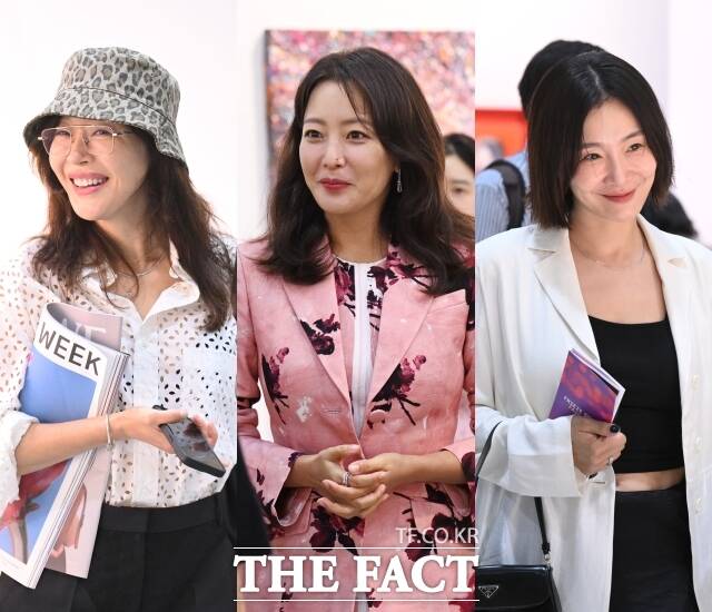 배우 엄지원과 김희선, 박효주(왼쪽부터)가  키아프 서울(Kiaf SEOUL) 2025), 프리즈 서울 2025(Frieze Seoul 2025)에 참석해 전시를 관람하고 있다. /이새롬 기자