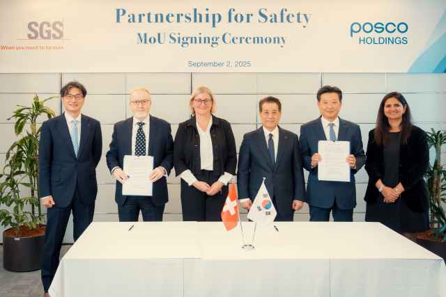 포스코그룹이 2일(현지시간) 스위스 제네바에서 SGS와 포스코그룹 안전 관리 체계 혁신을 위한 MOU를 맺었다. (왼쪽 두 번째부터) SGS 말콤 리드 유럽 총괄, 마르타 블라치코바 CFO, 포스코그룹 장인화 회장. /포스코그룹
