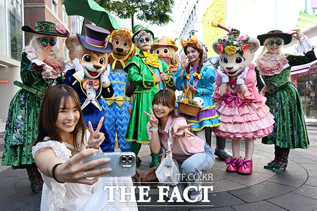 에버랜드 가을축제 개막을 이틀 앞둔 3일 오전 서울 중구 명동거리에서 오즈의 마법사 캐릭터들이 퍼레이드 공연을 선보인 뒤 관광객과 기념 촬영을 하고 있다. /서예원 기자