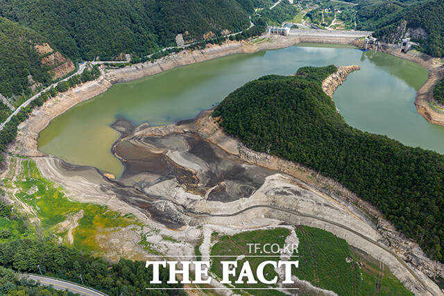 지속된 가뭄으로 물이 가득해야 할 오봉저수지 내부의 펄이 드러나 있다.