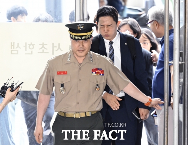 3일 원민경 여성가족부 장관 후보자는 인사청문회에서 2023년 국가인권위원회 군인권보호위원회 소속 당시 채해병 사건을 수사했던 박정훈 해병대 수사단장(대령)에 대한 긴급구제 신청을 기각 결정한 것을 두고는 박 대령과 유족들께 너무 죄송하다고 말했다. 사진은 지난 7월 16일 박정훈 대령이 서울 서초구 순직해병특검 사무실에 참고인 신분으로 출석하는 모습. /장윤석 기자