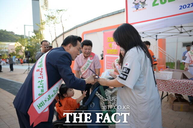 논산시가 전날 대전 한화생명 볼파크에서 열린 프로야구 경기에서 논산 프로모션 데이를 연 가운데 백성현 시장이 젓갈축제 등을 홍보하고 있다. /논산시