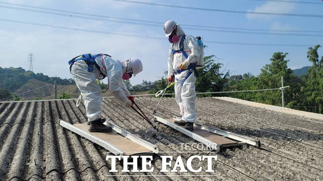 남원시가 추진하고 있는 슬레이트 철거 지원사업 현장 모습. /남원시