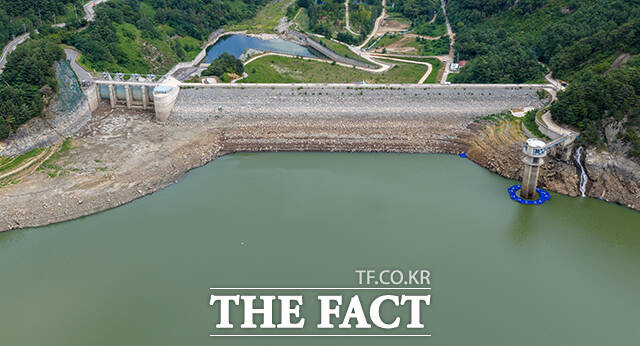 수위가 많이 내려간 오봉저수지 수문.