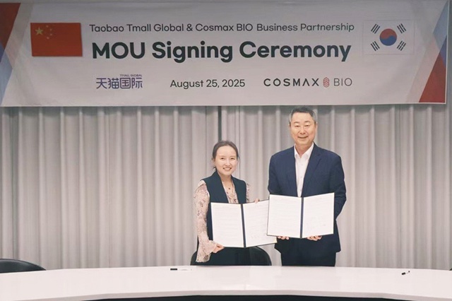 이금실 타오바오·티몰 글로벌 한국지사장(왼쪽)과 김철희 코스맥스바이오 대표가 MOU 기념사진을 촬영하고 있다./코스맥스바이오