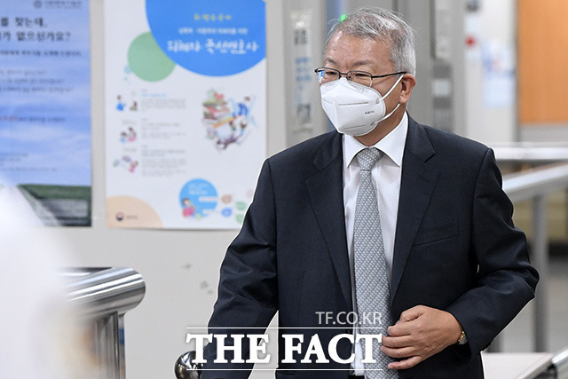 검찰이 사법농단 의혹으로 1심에서 무죄를 선고받은 양승태 전 대법원장에게 1심과 같이 징역 7년을 내려달라고 재판부에 요청했다.양 전 대법원장이 지난 2021년 서울 서초구 서울중앙지방법원에서 열린 사법행정권 남용 공판에 출석하고 있다./남용희 기자