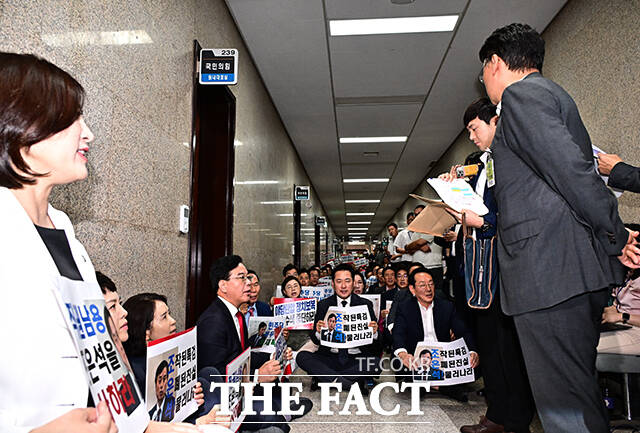 국민의힘 원내대표실 도착한 특검 수사관들.