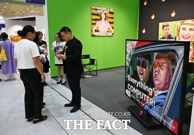 키아프 서울은 코엑스 1층 A·B홀과 그랜드볼룸에서 7일까지 5일간 열리며, 프리즈 서울은 코엑스 3층 C·D홀에서 6일까지 4일간 열린다.