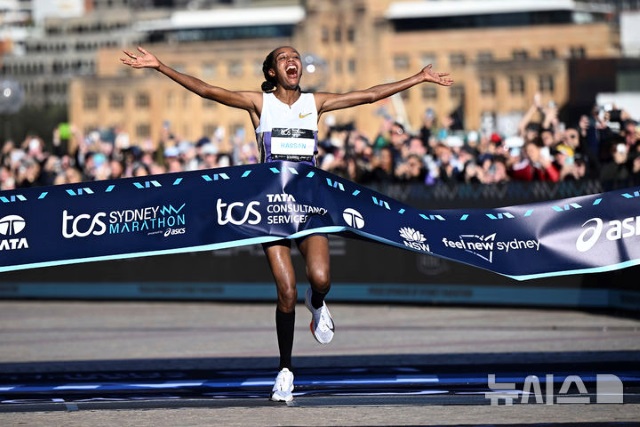 지난 8월 31일 시드니 마라톤 여자부에서 시판 하산이 가장 먼저 피니시라인을 통과하고 있다. 하산은 코스레코드를 작성했다. /시드니=AP.뉴시스