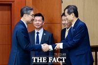  한일중 협력사무국 사무총장단과 인사하는 조현 외교부 장관 [포토]