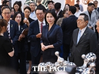  국내 최대 아트 페어 '키아프 서울' 찾은 김혜경 여사 [TF사진관]