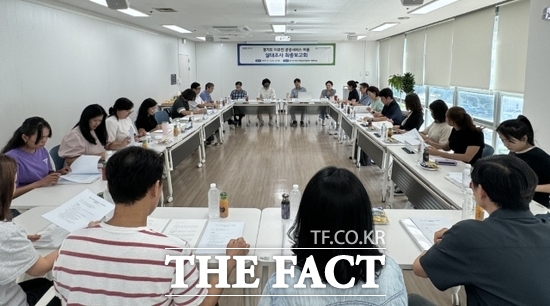 3일 의정부시 경기도이민사회통합지원센터에서 경기도 및 경기도이민사회통합지원센터 관계자 등이 경기도 이주민의 공공서비스 이용 실태조사 최종 보고회를 열고 이주민 공공서비스 접근성 개선 방안을 논의하고 있다. /경기도