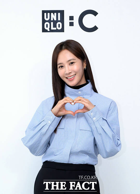 하트포즈 만들어 보이는 권유리.