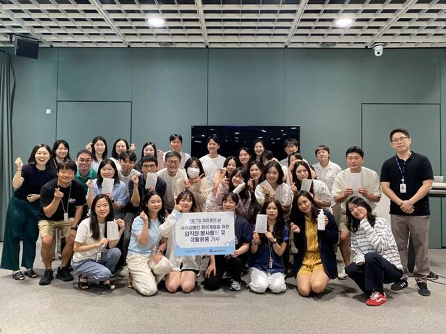 아모레퍼시픽이 점자 스티커가 부착된 생활용품 1000여개를 시각장애인에게 기부한다. /아모레퍼시픽