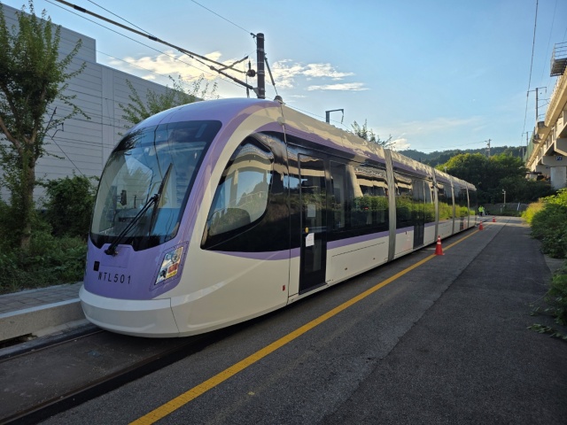 서울시가 위례선(트램) 초도 편성에 대한 예비주행시험에 들어간다. /서울시