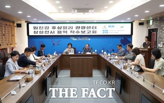 지난 2일 진행된 경기 연천군의 임진강 주상절리 관광센터 상설전시 용역 착수보고회에서 김덕현 군수(가운데 오른쪽)를 비롯한 군 관계자들과 용역사 관계자들이 전체적인 방향을 논의하고 있다./연천군