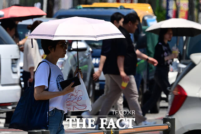 금요일인 5일은 강원 일부 지역에 가끔 비가, 충청권과 남부지방을 중심으로는 소나기가 내리는 곳이 있겠다. 전국 대부분 지역의 최고체감온도는 33도 안팎까지 올라 매우 무덥겠다./남윤호 기자