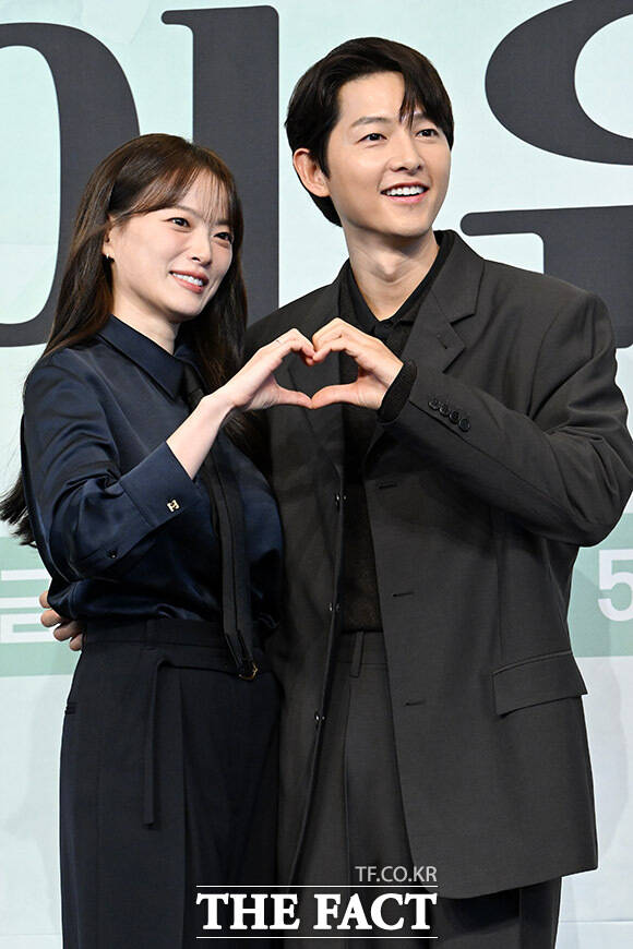 천우희(왼쪽)와 송중기 비주얼 케미