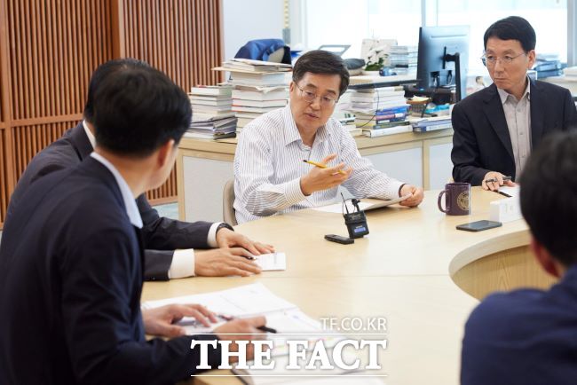 지난 3일 경기도청에서 김동연 지사가 ‘근로감독권 실행 전략 점검회의’를 주재하고 있다./경기도