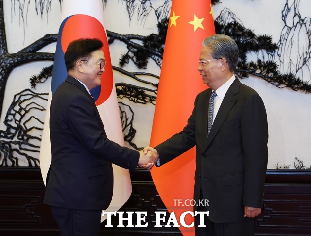 우원식 국회의장이 4일 중국 베이징 인민대회당에서 자오 러지 전국인민대표대회 상무위원장을 만나 악수를 나누고 있다. /국회의장실 제공