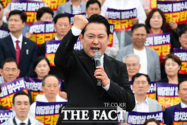 장동혁 국민의힘 대표가 4일 오전 서울 여의도 국회 본관 앞에서 열린 야당말살 정치탄압 특검수사 규탄대회에 참석해 규탄사를 하고 있다. /국회=남윤호 기자