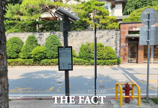 친환경 버스정보안내기를 설치한 사기막골 버스 정류소 모습./과천시