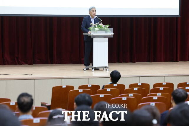 천범산 세종시교육감 권한대행이 4일 세종교육원에서 ‘2025학년도 하반기 교·원장·교·원감 회의’를 통해 인사말을 하고 있다. /세종시교육청