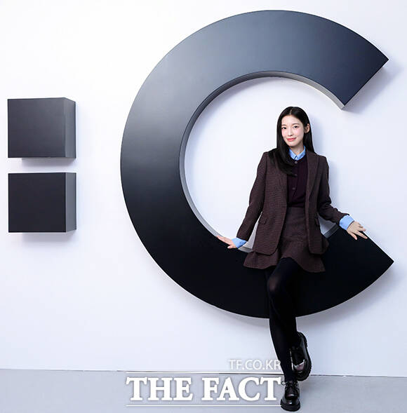 가수 겸 배우 아린이 포즈를 취하고 있다.