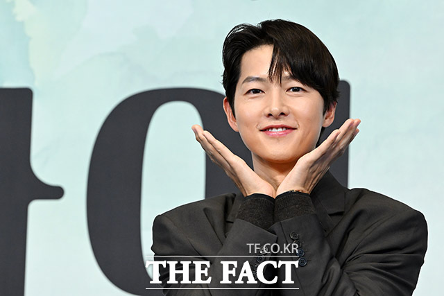 배우 송중기가 4일 오후 서울 구로구 더 링크 호텔에서 열린 JTBC 금요시리즈 마이 유스 제작발표회에 참석해 포즈를 취하고 있다. /남용희 기자