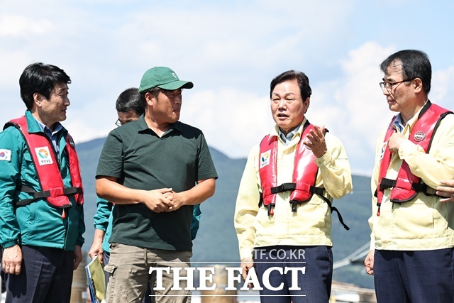 4일 남해군 적조 방제현장을 찾은 박완수 경남도지사(오른쪽 두 번째)./경남도