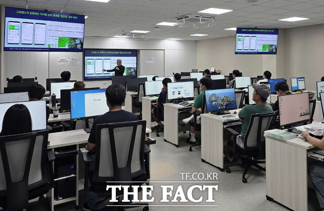 서천군이 지역 청년농업인의 스마트한 농업 활동과 실무 능력 배양을 위해 AI를 활용한 스마트농업 교육을 진행하고 있다. /서천군