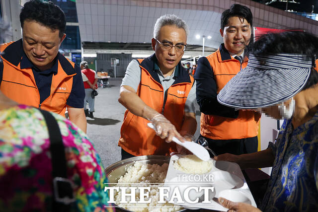 3일 오후 대전역 광장 거리 급식소에서 이희학 목원대 총장(가운데)이 노숙인에게 밥을 배식하고 있다. /목원대