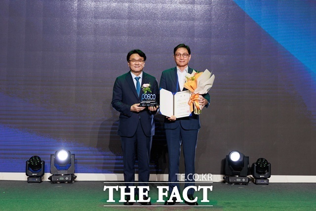 포스코가 9월 4일 서울 드래곤시티에서 열린 2025 국가인적자원개발컨소시엄 성과 평가 우수기관 시상식에서 최우수 등급인 S등급을 받아 우수기관으로 선정됐다고 밝혔다. 한국산업인력공단 이우영 이사장(왼쪽)과 포스코 신경철 경영지원본부장이 기념 촬영을 하고 있다. /포스코