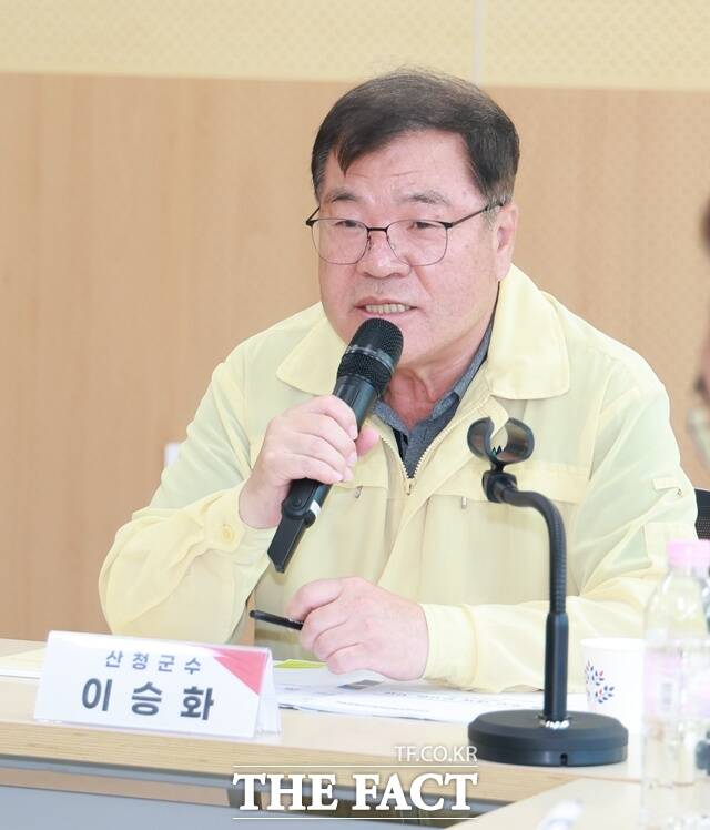 이승화 산청군수가 호우피해 대책회의에서 발언하고 있다./산청군