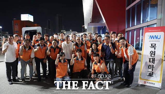대전역 광장 거리 급식소에서 배식 봉사를 마친 목원대 구성원 등이 기념촬영을 하고 있다. /목원대