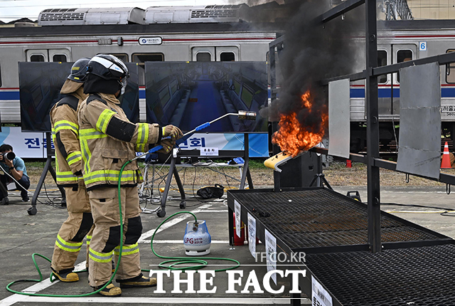 4일 오후 경기 고양시 지축차량기지에서 5호선 전동차 방화 관련 화재시연이 진행 중인 가운데 소방 관계자가 전동차 내장재 6종에 대한 방염 성능 테스트를 하고 있다. /박헌우 기자