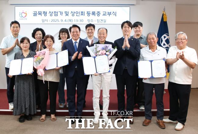 최대호 안양시장(왼쪽 6번째)이 신규 골목형 상점가에 지정서를 교부했다./안양시