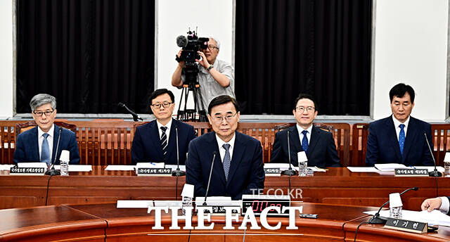이종석 국가정보원장(가운데)이 4일 오전 서울 여의도 국회에서 열린 정보위원회 전체회의에 참석하고 있다. 왼쪽은 김희수 국가정보원 기획조정실장. /국회=배정한 기자
